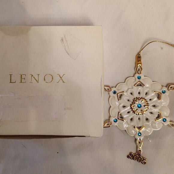LENOX 2005 Annual Gemmed Snowflake Ornament - Picture 2 of 8